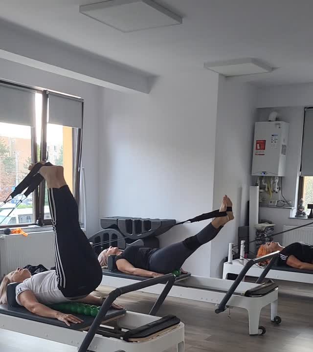Exerciții cu picioarele în chingi pe reformere