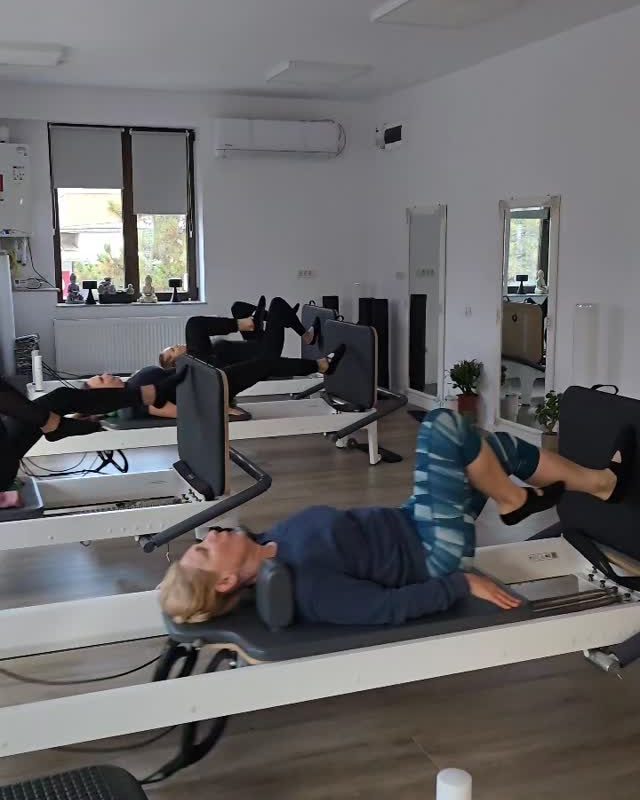 Cliente pe reformere, în exerciții pe spate